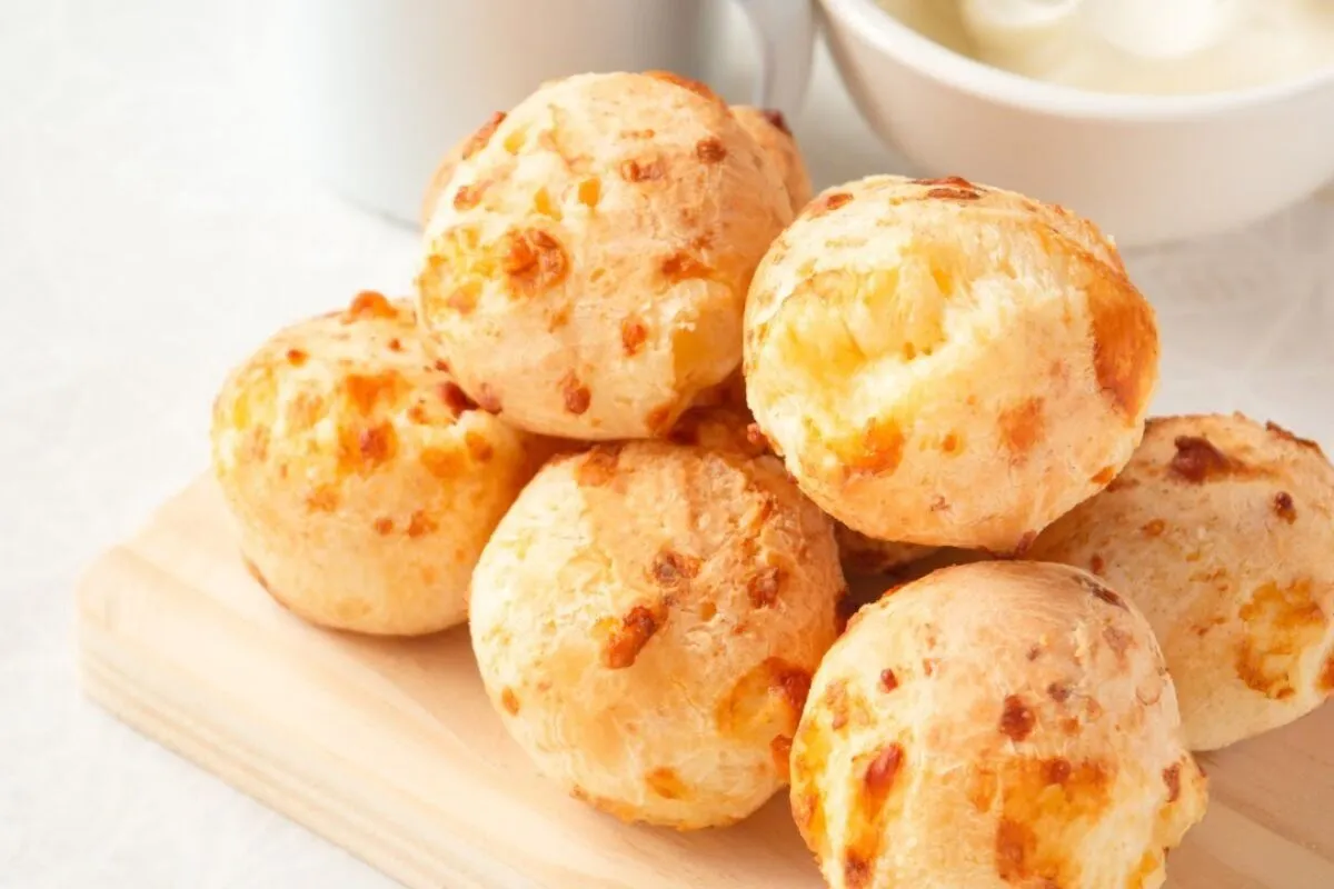 Pão de queijo que não murcha e fica crocante, feito de forma