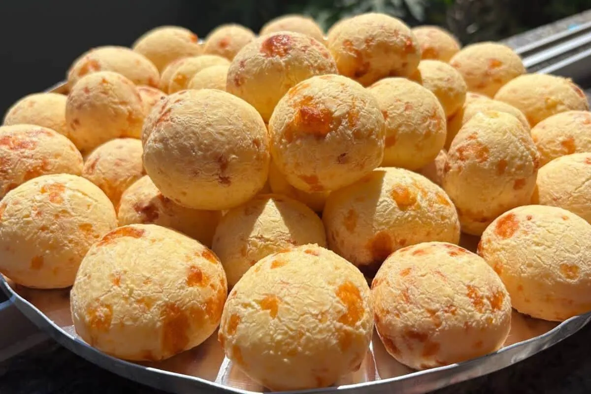 Pão de queijo que não murcha feito com polvilho doce, para f