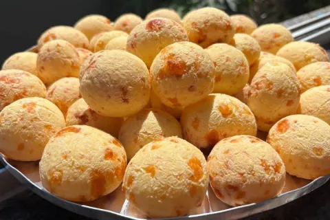 Pão de queijo que não murcha feito com polvilho doce, para f