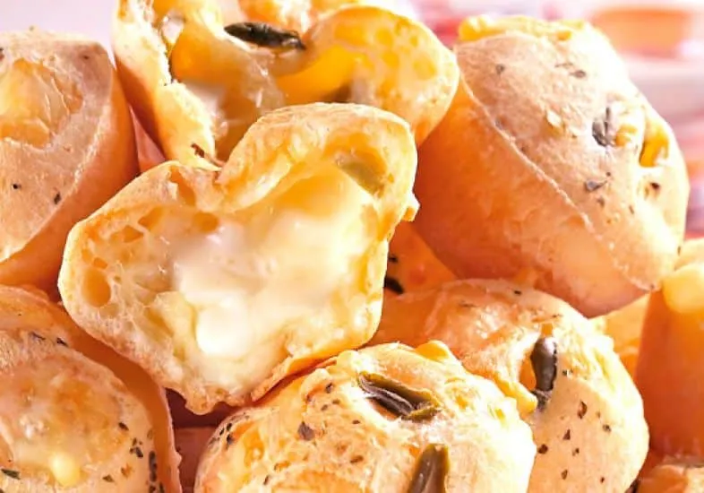 Pão de Queijo Recheado Com azeitonas e Queijo Derretido