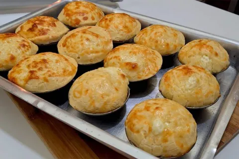 Pão de queijo recheado com bacon, que é o mais fácil de faze