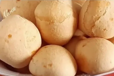 Pão de queijo sem ovo feito com apenas três ingredientes e s
