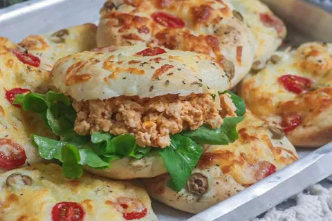 Pão de sanduíche para o lanche: fácil de fazer, econômico e 