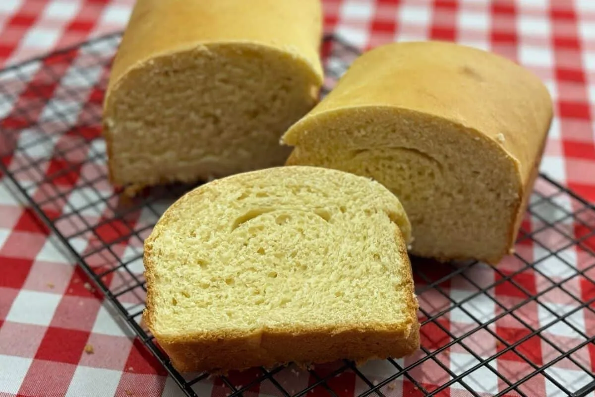 Pão de semolina caseiro que cresce bastante e fica ótimo par