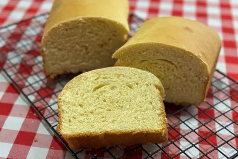 Pão de semolina caseiro que cresce bastante e fica ótimo par