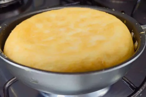 Pão de tapioca na frigideira fica pronto rapidinho e é melho