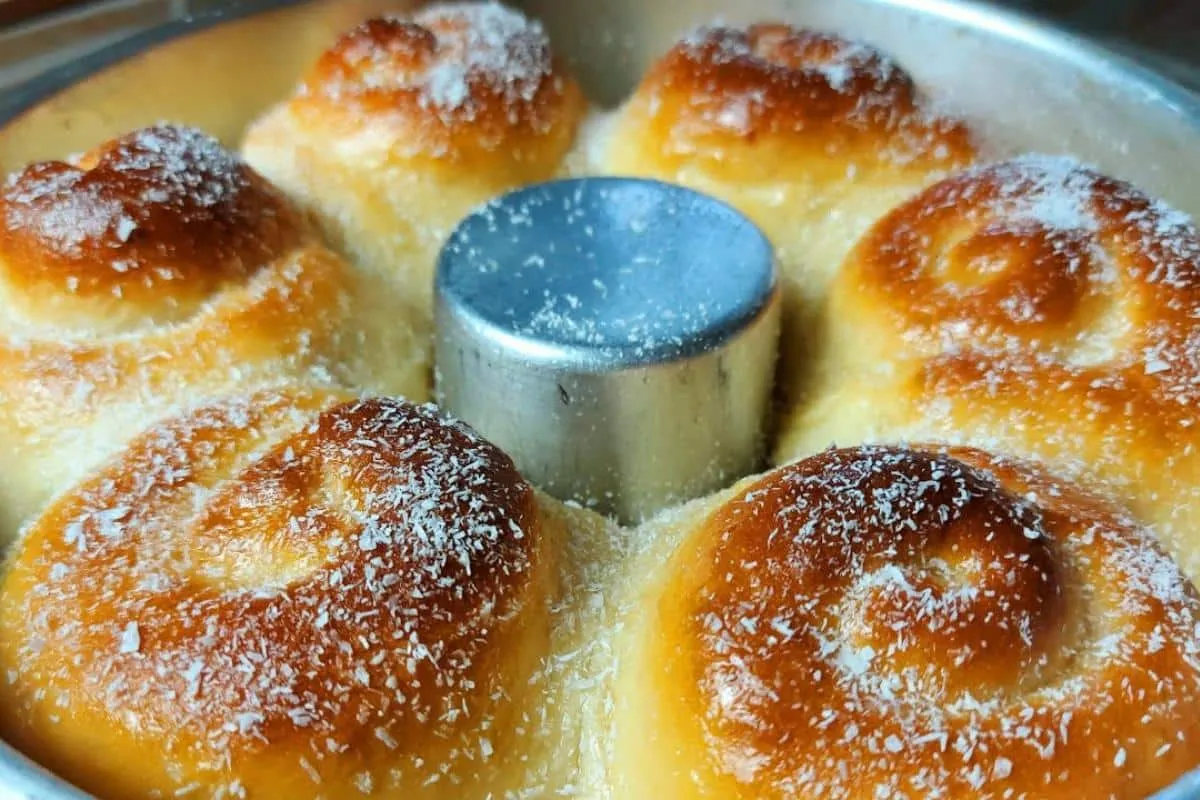 Pão doce caseiro tão fofinho que parece um pedaço de algodão