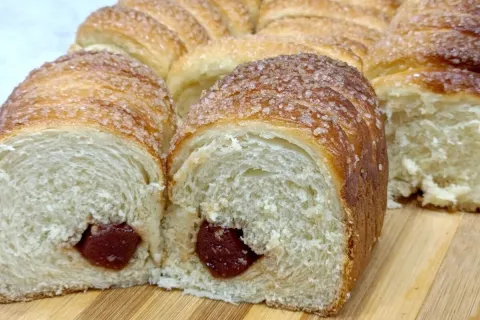 Pão doce com recheio de goiabada com uma massa fofinha e che