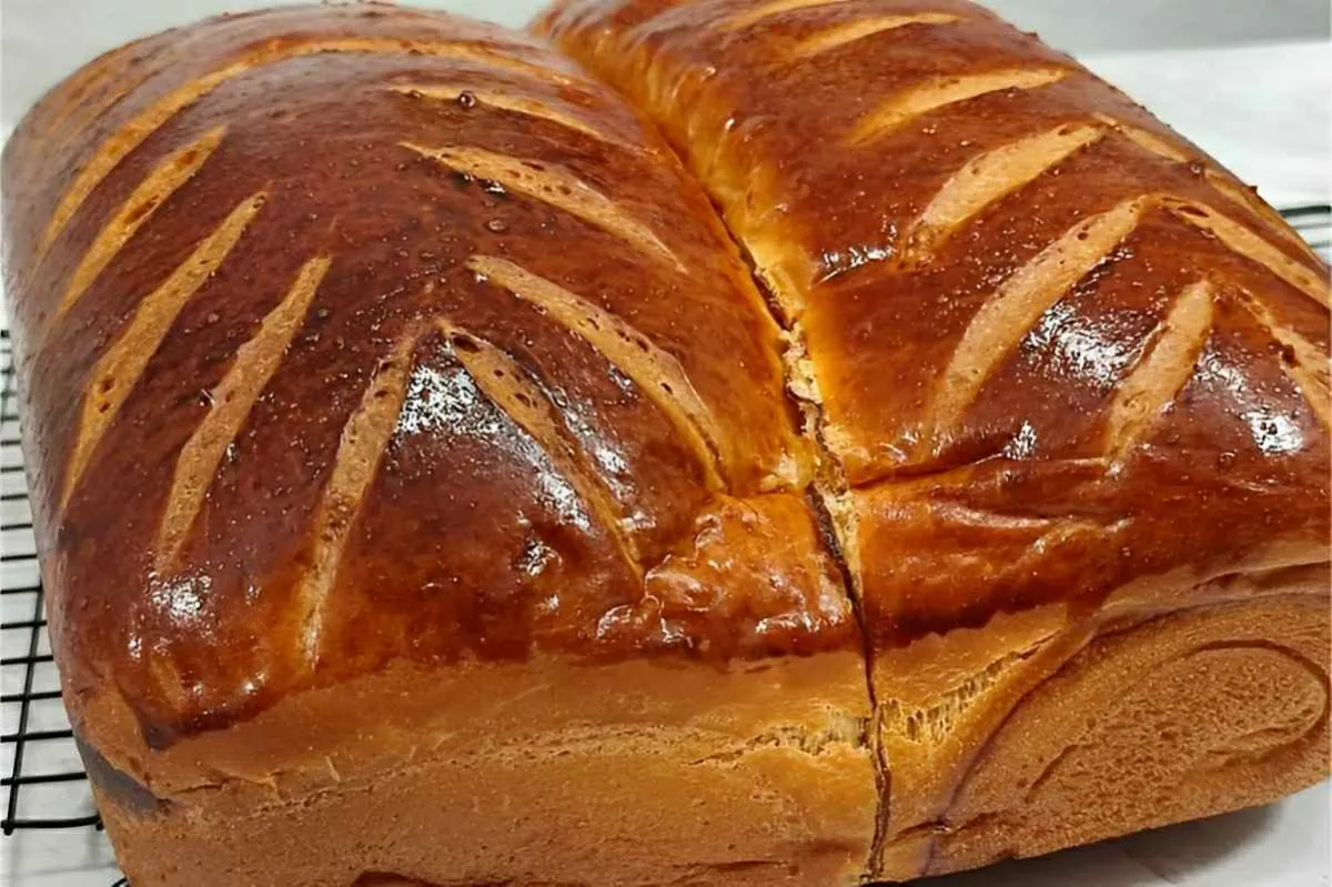Pão fofinho e fácil de preparar feito sem leite nem margarin