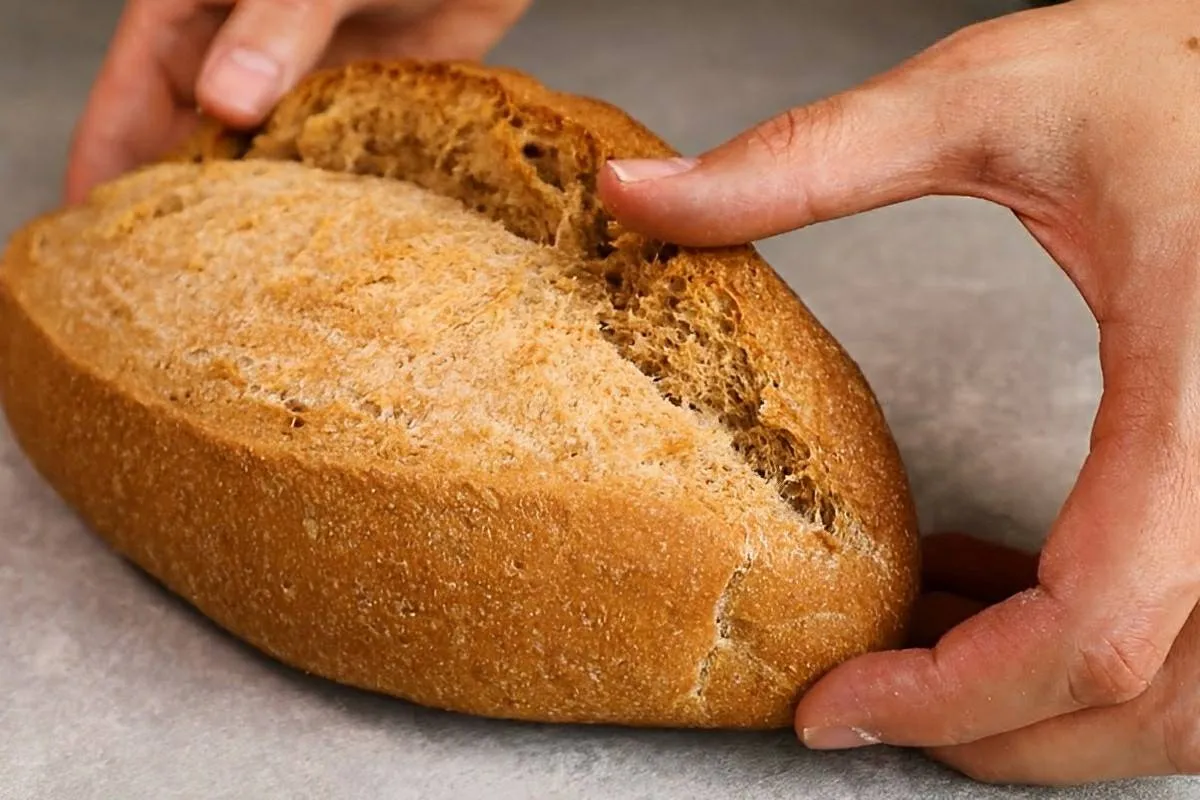 Pão francês integral caseiro saudável e delicioso para comer