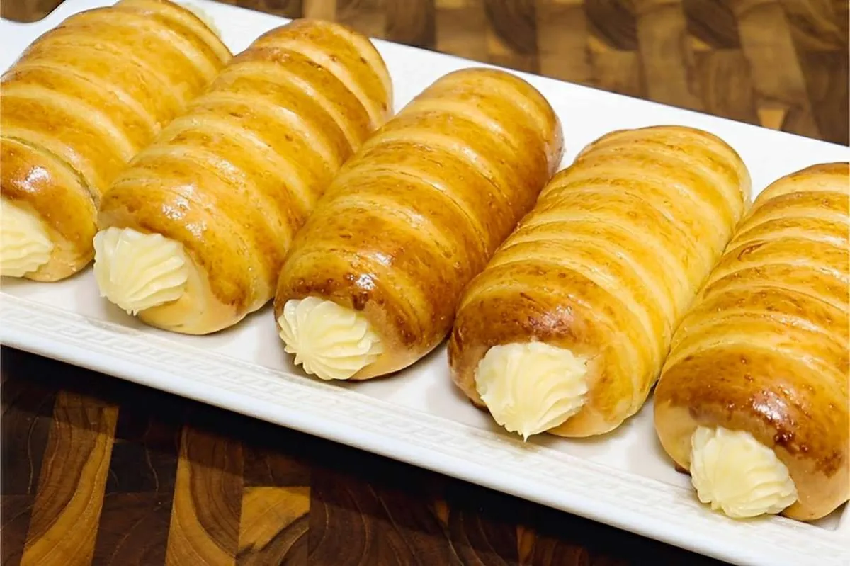 Pão Maria entupida um pão doce com recheio de creme que é um