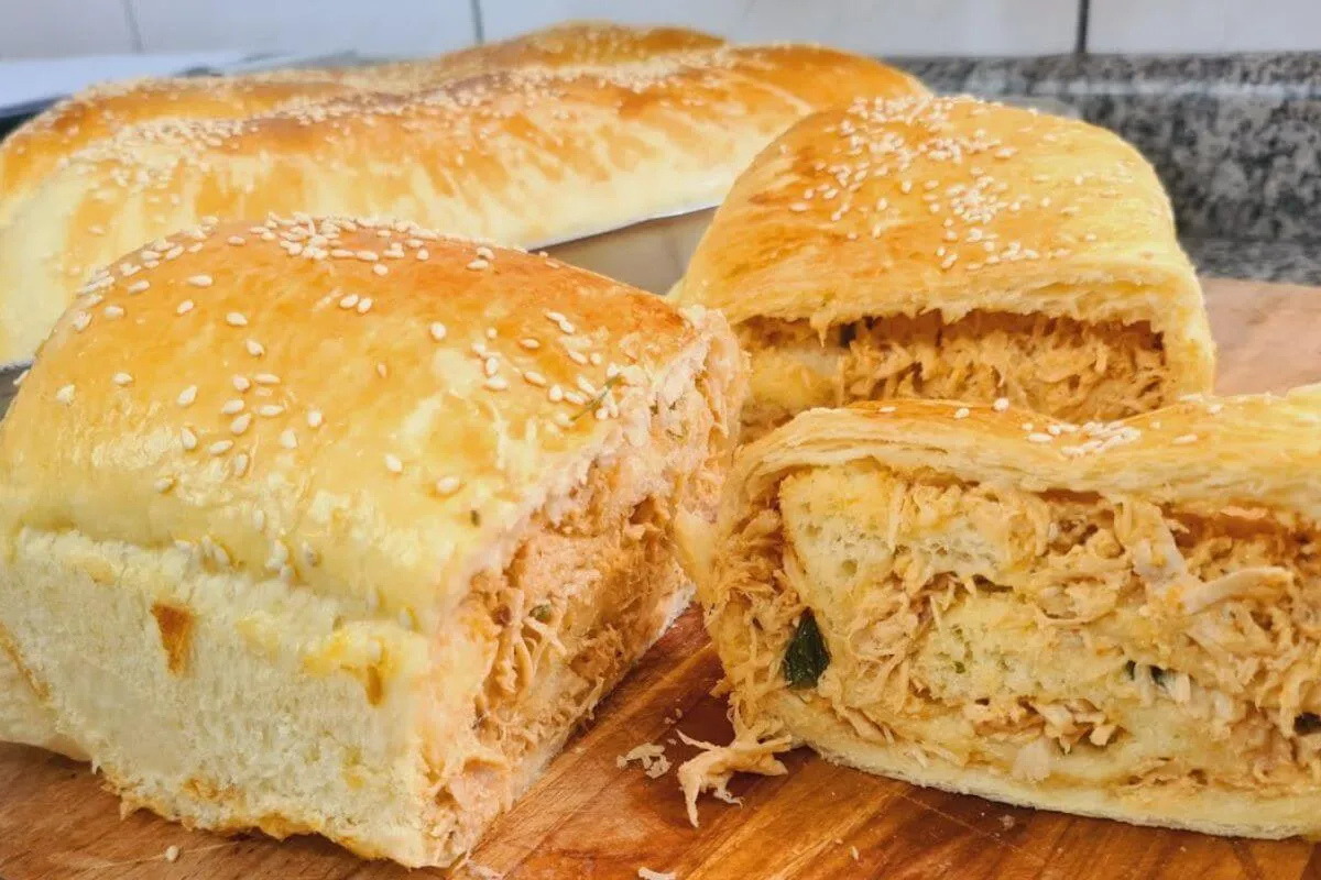 Pão recheado com frango fica divino e não é nada difícil de