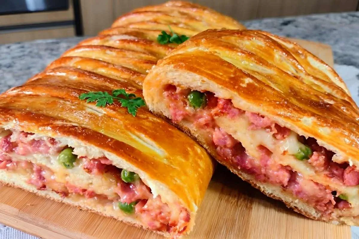 Pão recheado com linguiça e requeijão muito fofinho saboroso