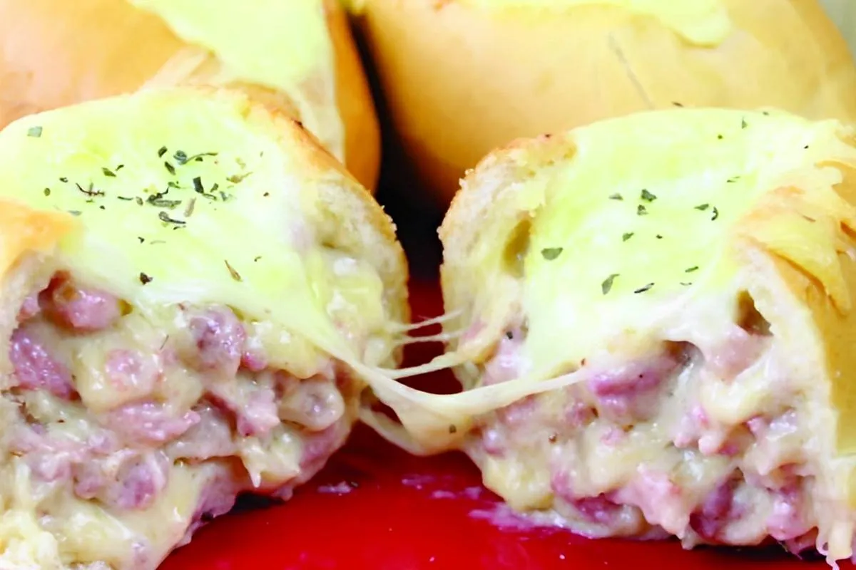 Pão recheado com queijo e linguiça um lanche rápido e delici