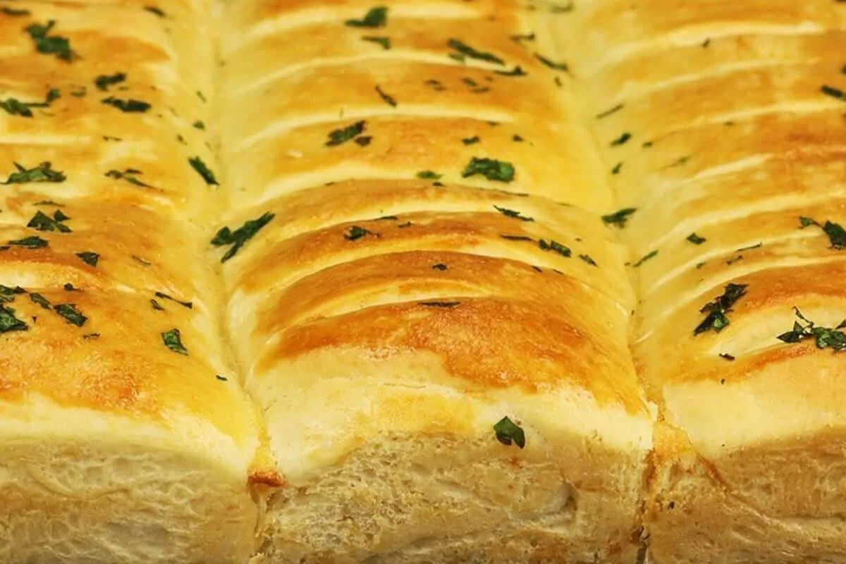 Pão recheado de frango: fica mais gostoso que salgado assado