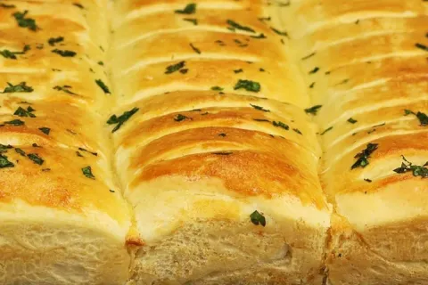 Pão recheado de frango: fica mais gostoso que salgado assado