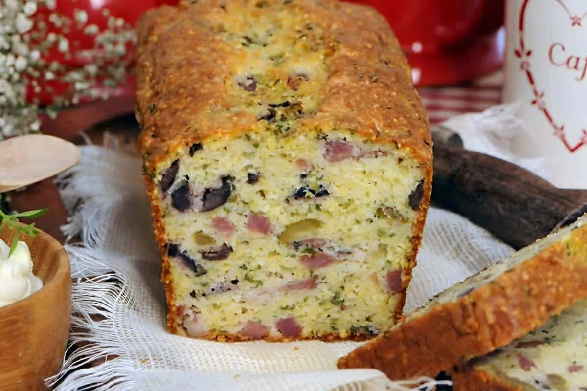 Pão recheado de minuto com linguiça calabresa e azeitonas de