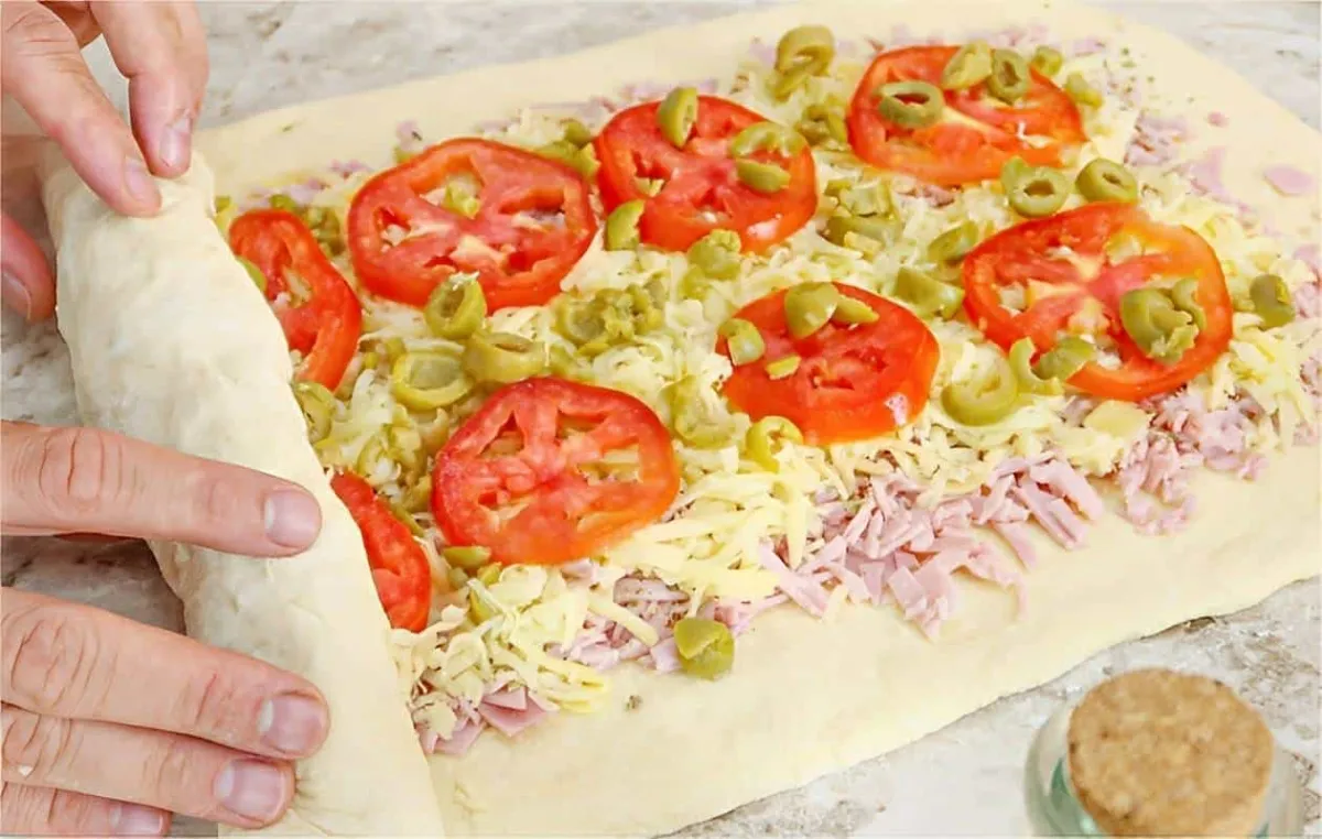 Pão recheado enrolado sabor pizza um lanche delicioso para t