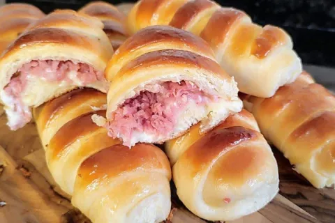 Pão salgado com queijo e calabresa: saboroso no café da manh