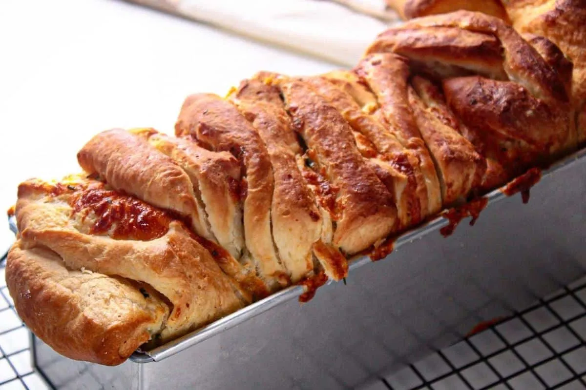 Pão salgado com queijo e temperado com ervas que é uma delíc