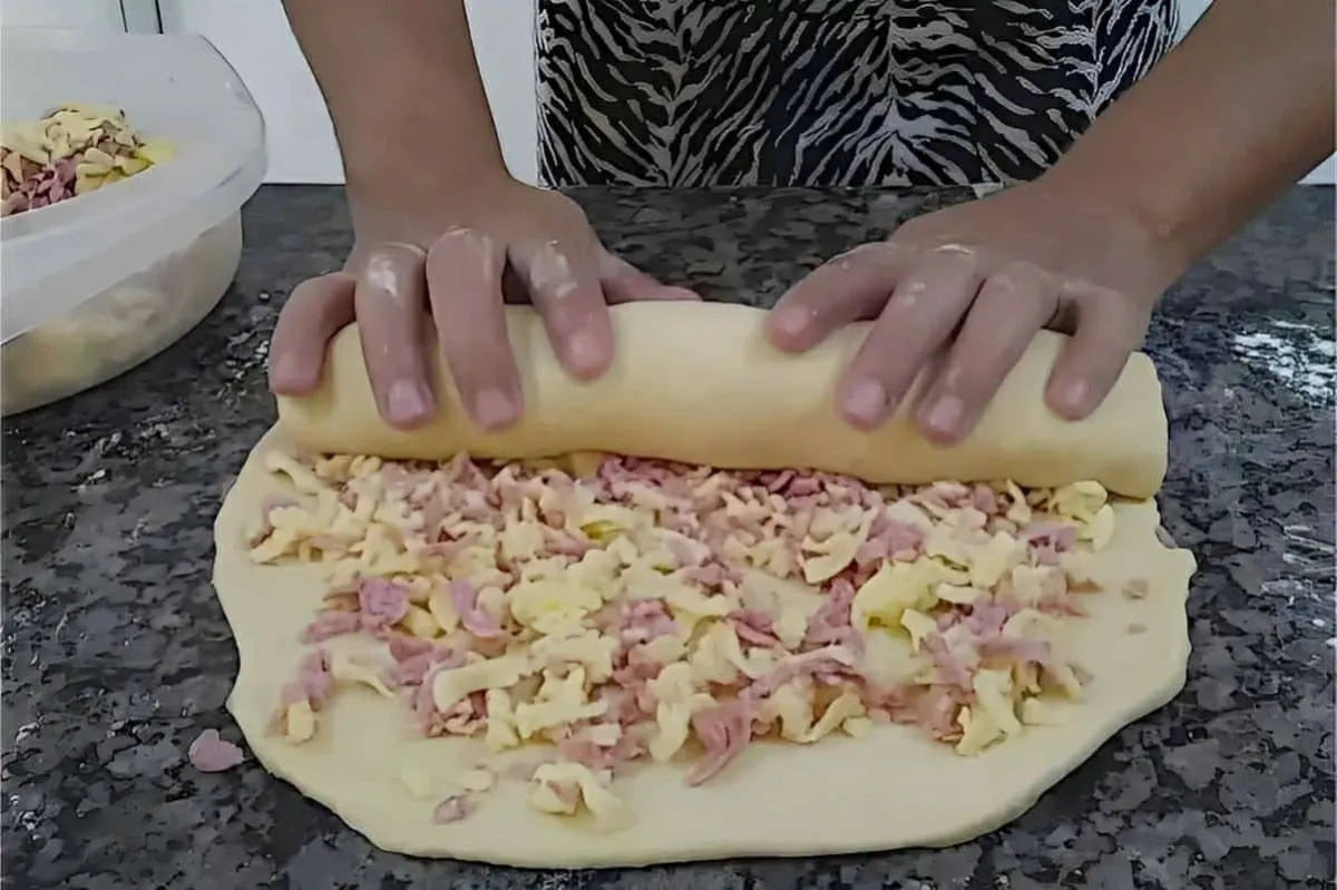 Pão segura marido um pão recheado com queijo e  presunto fof