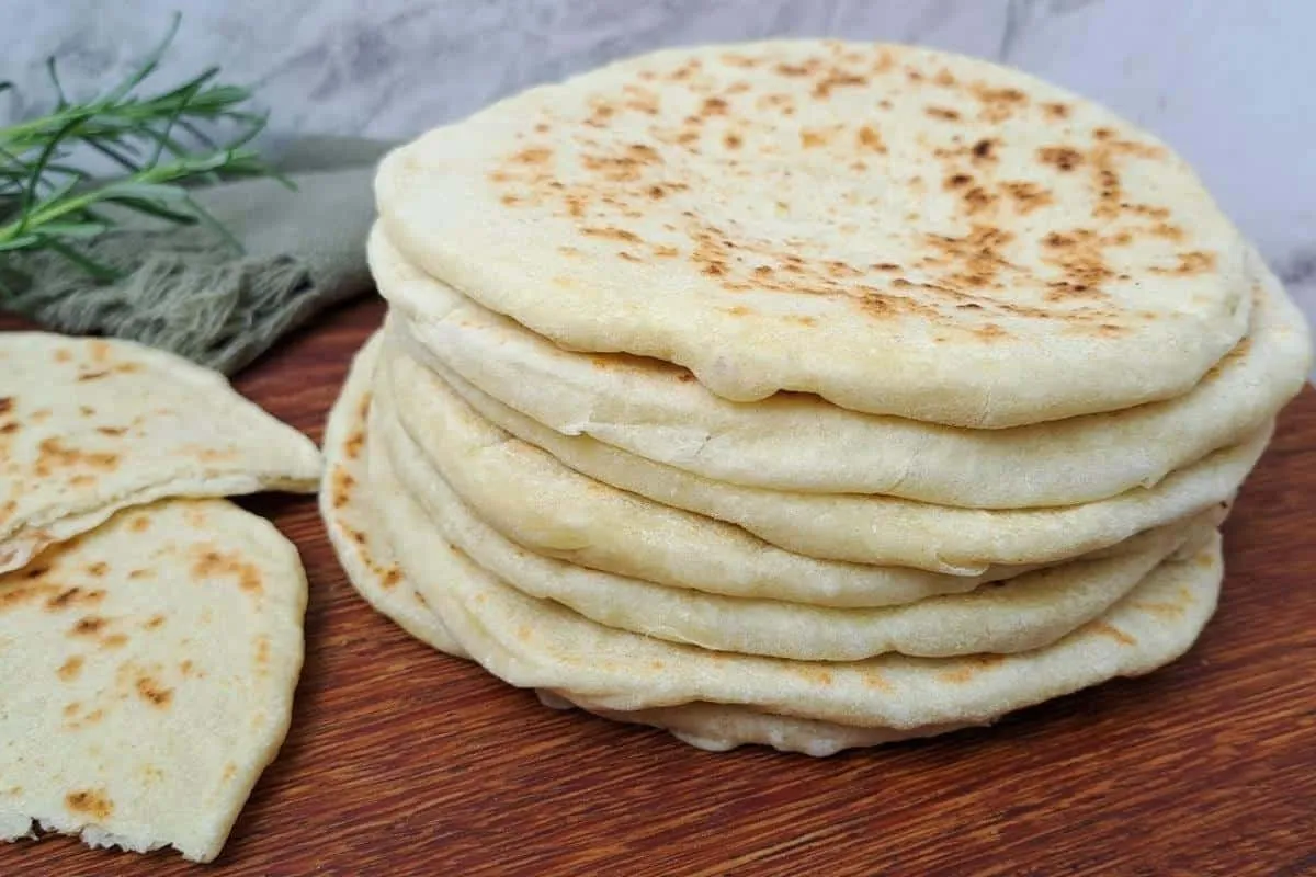 Pão sírio em uma receita caseira bem fácil de fazer para voc
