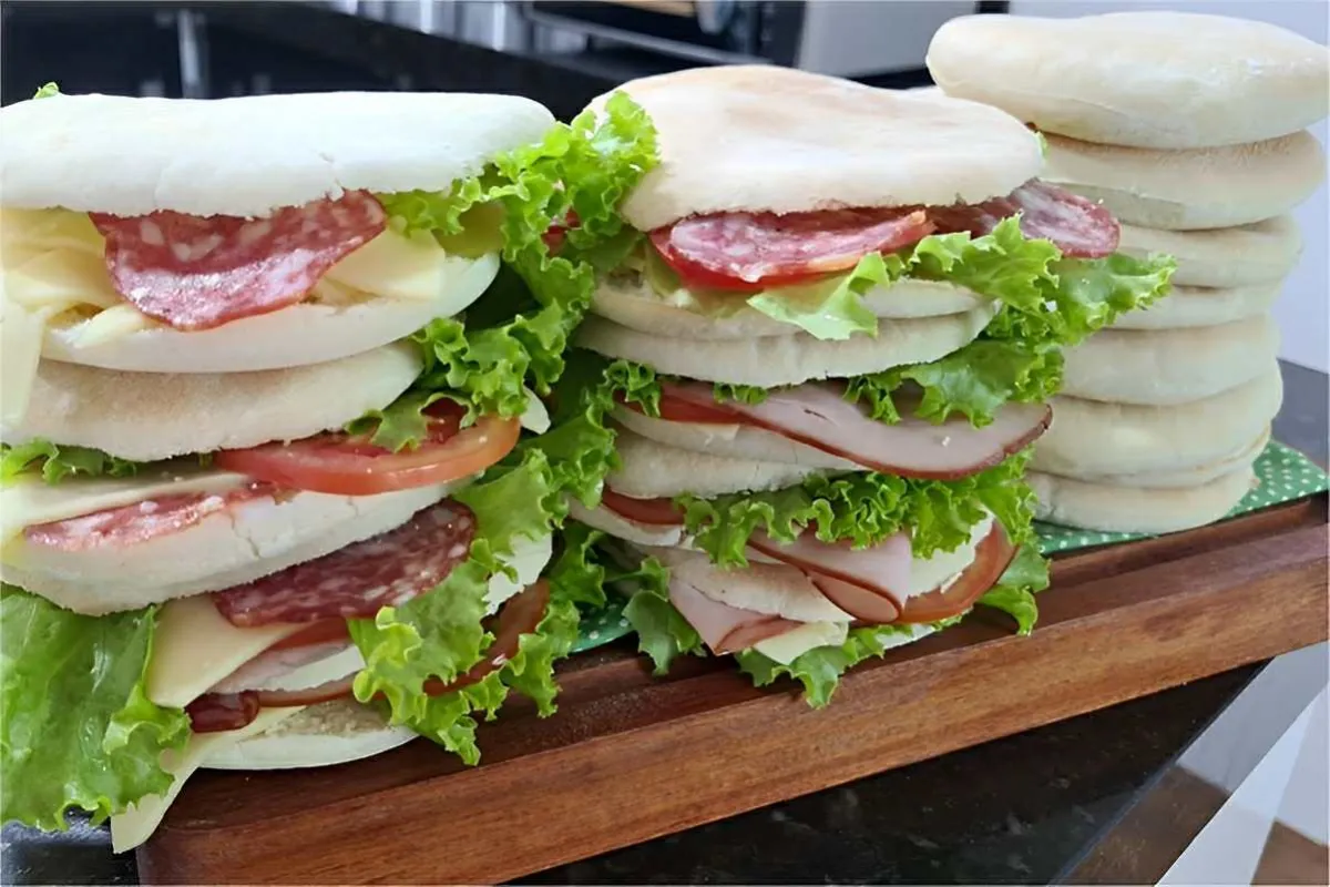 Pão sírio para sanduíche natural feito com ingredientes simp