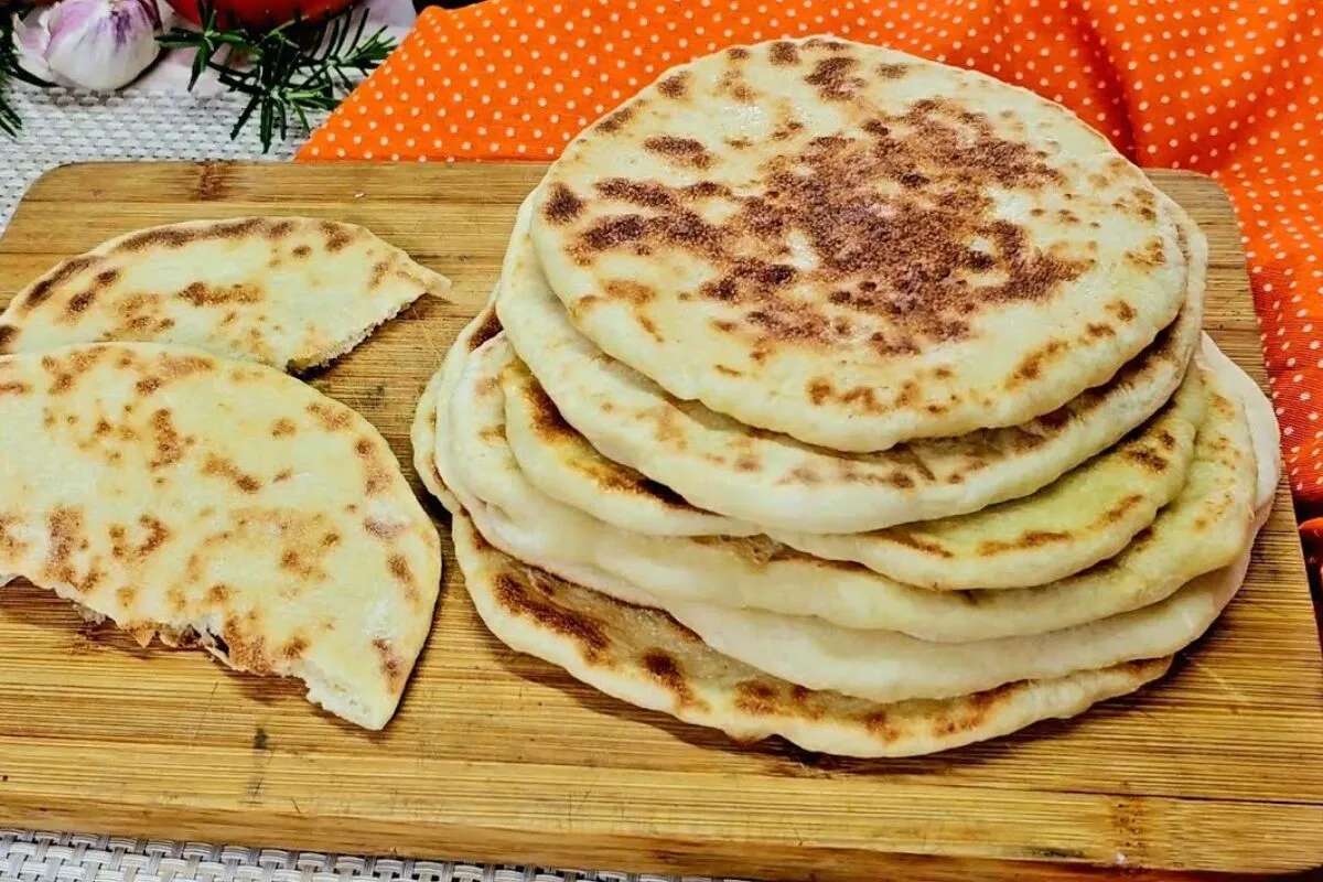 Pão sírio, que não precisa sovar e é perfeito para acompanha
