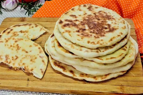 Pão sírio, que não precisa sovar e é perfeito para acompanha