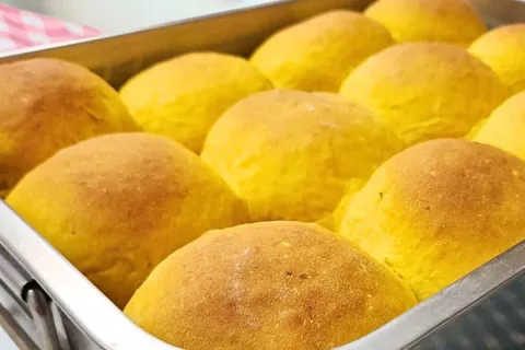 Pãozinho caseiro de abóbora vai ser a melhor novidade do seu