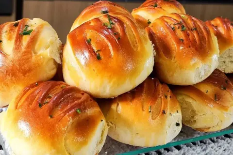 Pãozinho caseiro recheado tão gostoso que você vai querer te