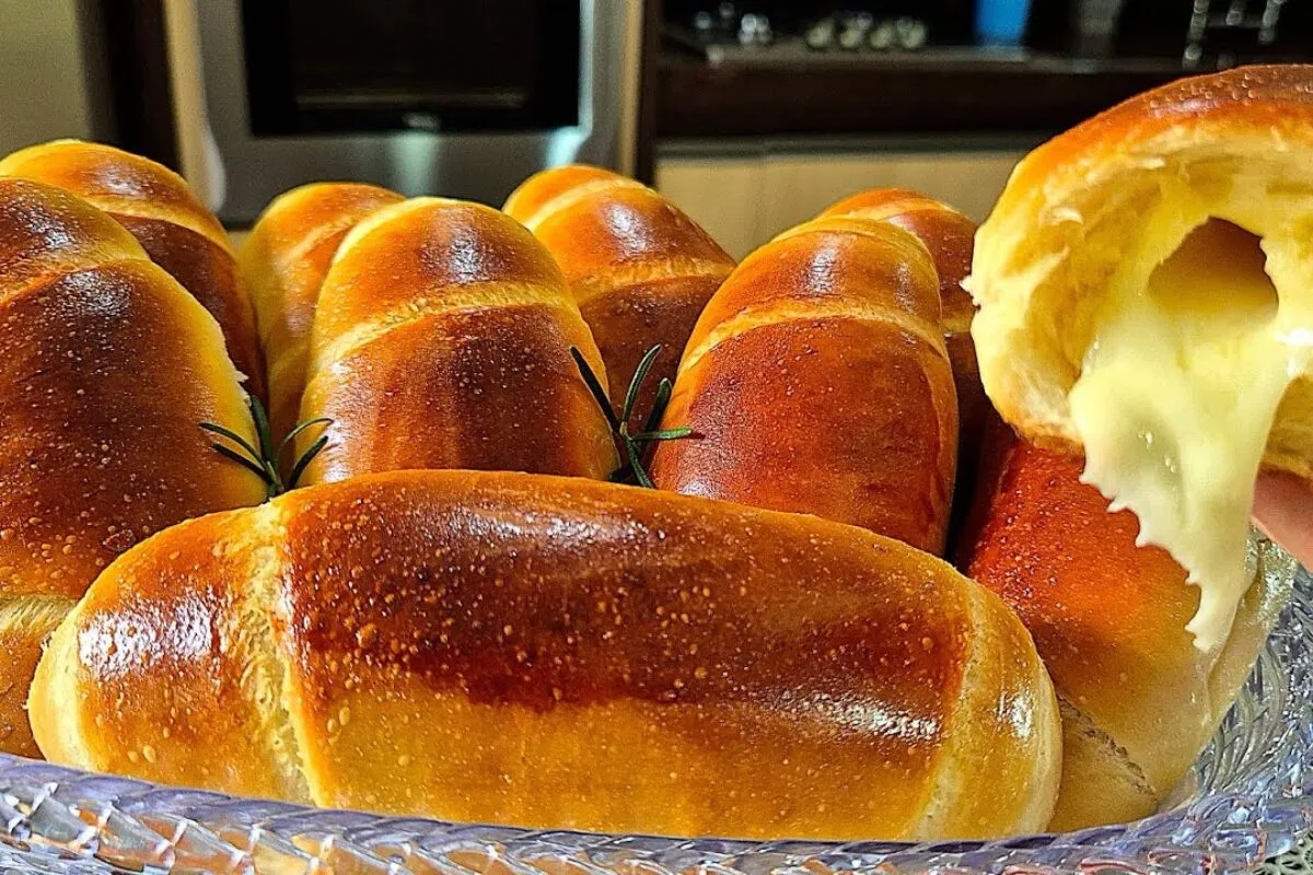 Pãozinho caseiro temperado e recheado com bastante queijo, q
