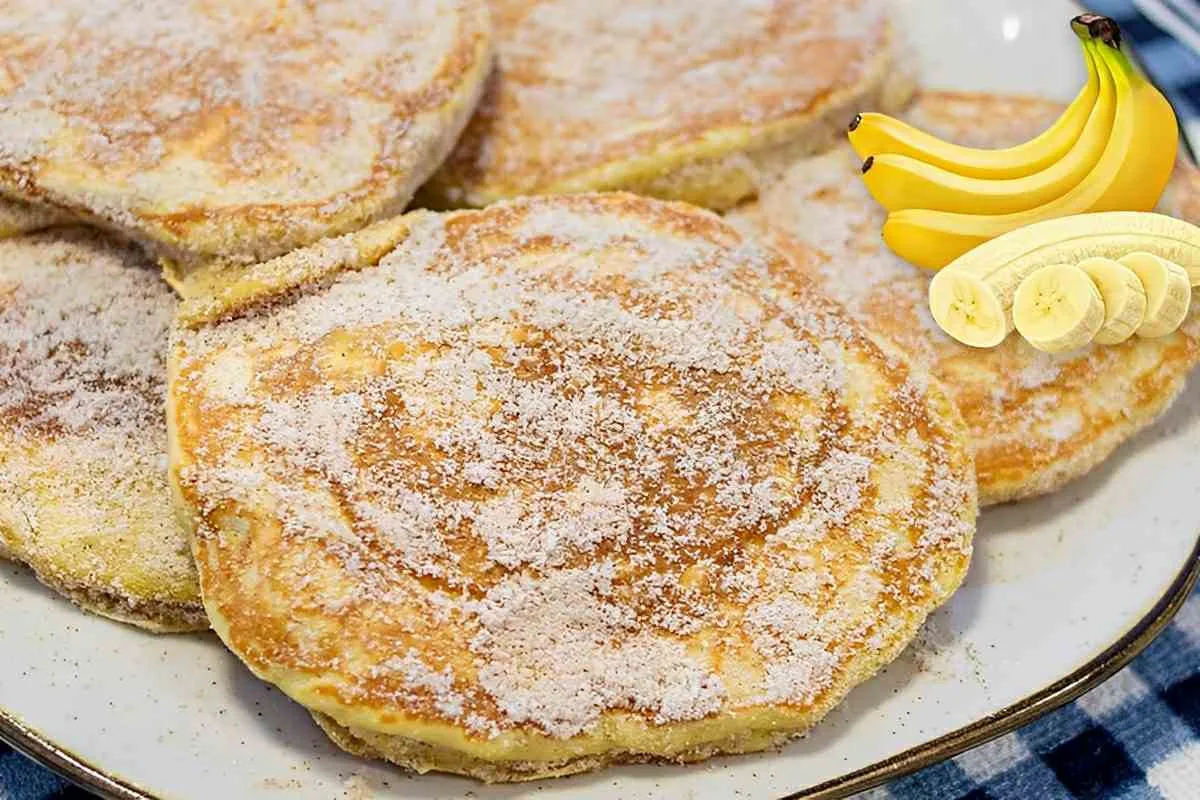 Pãozinho de banana de frigideira rápido e prático para comer