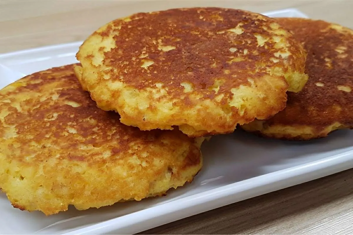 Pãozinho de banana feito na frigideira para você substituir