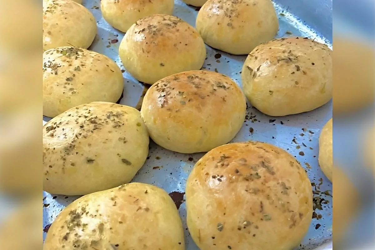 Pãozinho de cebola macio e fácil um lanche delicioso para su