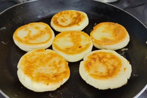 Pãozinho de frigideira rápido e prático para salvar seu café