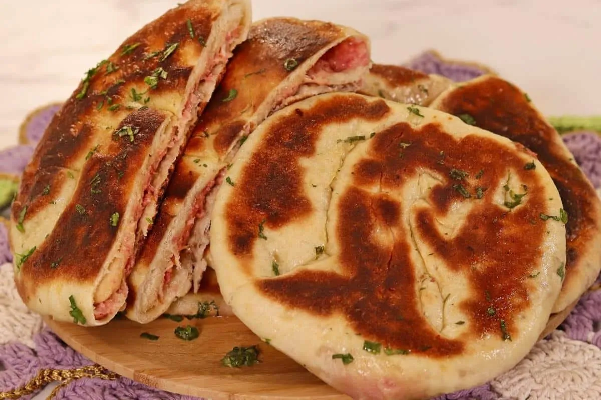 Pãozinho de frigideira recheado: dá para fazer vários em pou