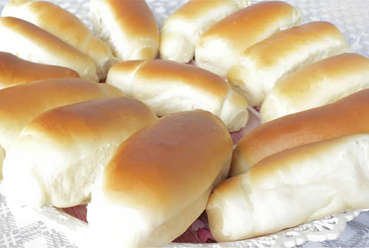 Pãozinho de leite caseiro fica igual às bisnaguinhas vendida