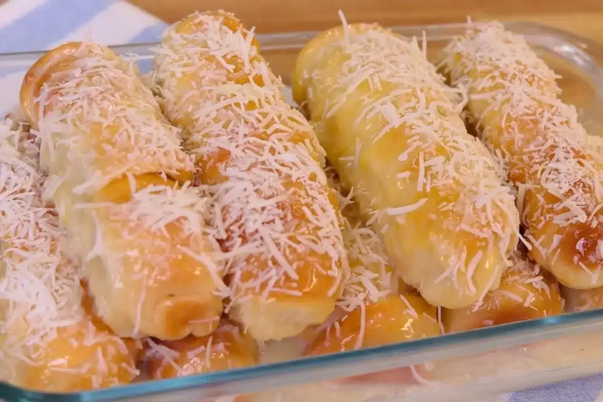 Pãozinho de leite condensado com coco e recheio de queijo, a