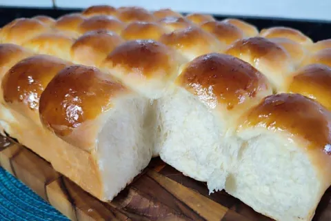 Pãozinho de leite fofinho que desmancha parecendo um pedaço 