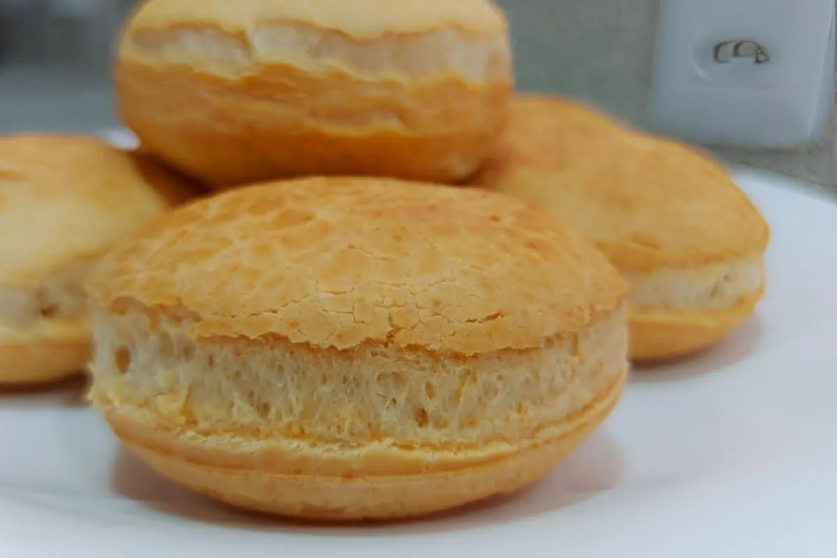 Pãozinho de polvilho super fácil: é só misturar os ingredien