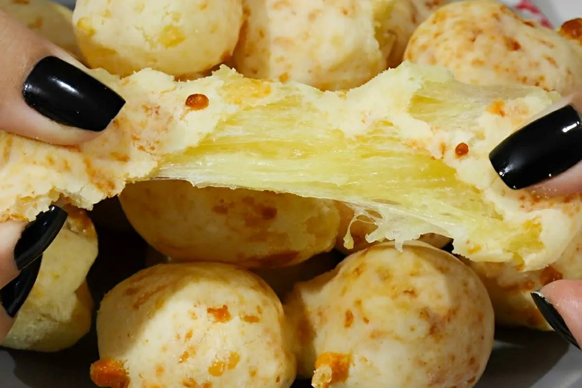Pãozinho de tapioca com queijo que assa em 10 minutos delici