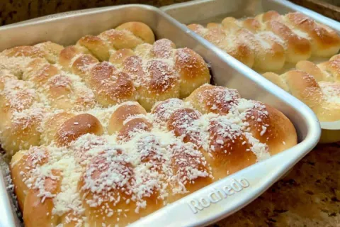 Pãozinho doce caseiro com coco: ótimo para servir com café c