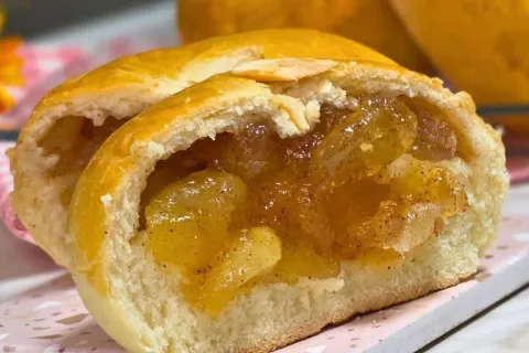 Pãozinho doce de maçã fofinho que já sai recheado do forno