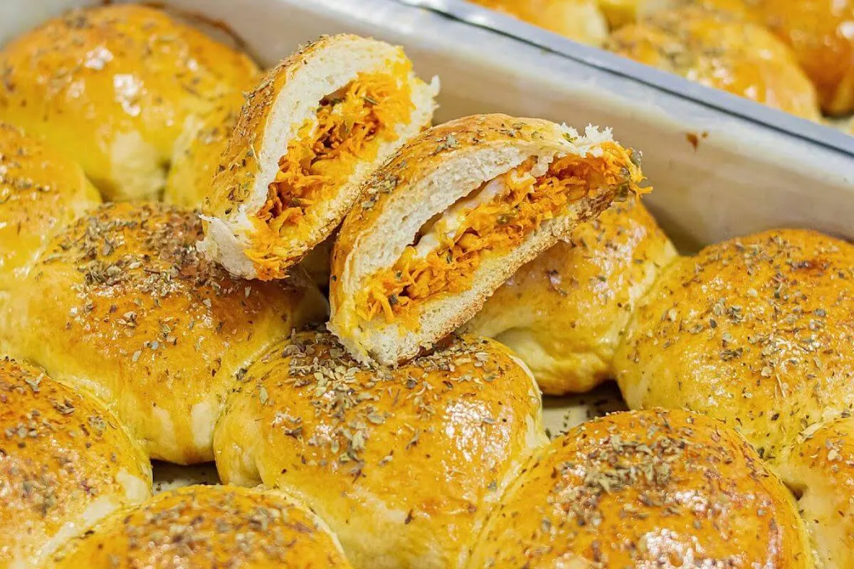 Pãozinho recheado de frango com catupiry um salgado assado d