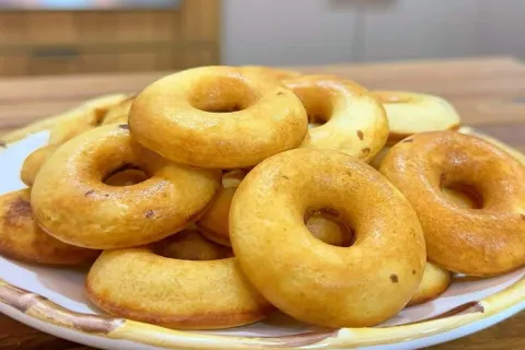 Pãozinho sem trigo em formato de rosquinha delicioso para fa
