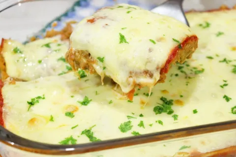 Parmegiana de carne moída bem suculenta, uma refeição rápida
