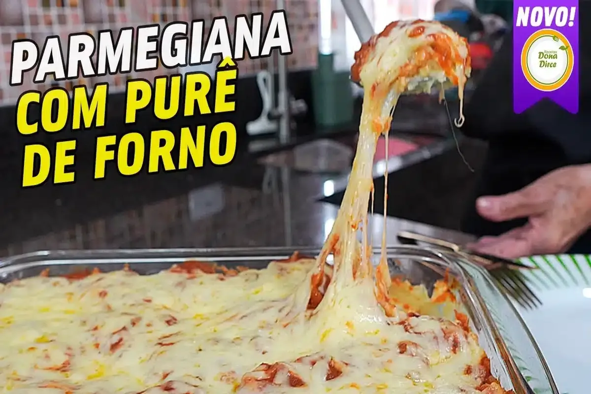 Parmegiana de frango feita no forno com purê de batata é óti
