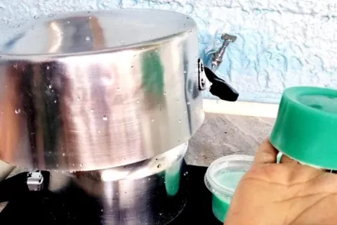 Pasta de açúcar para limpar alumínio: suas panelas vão ficar