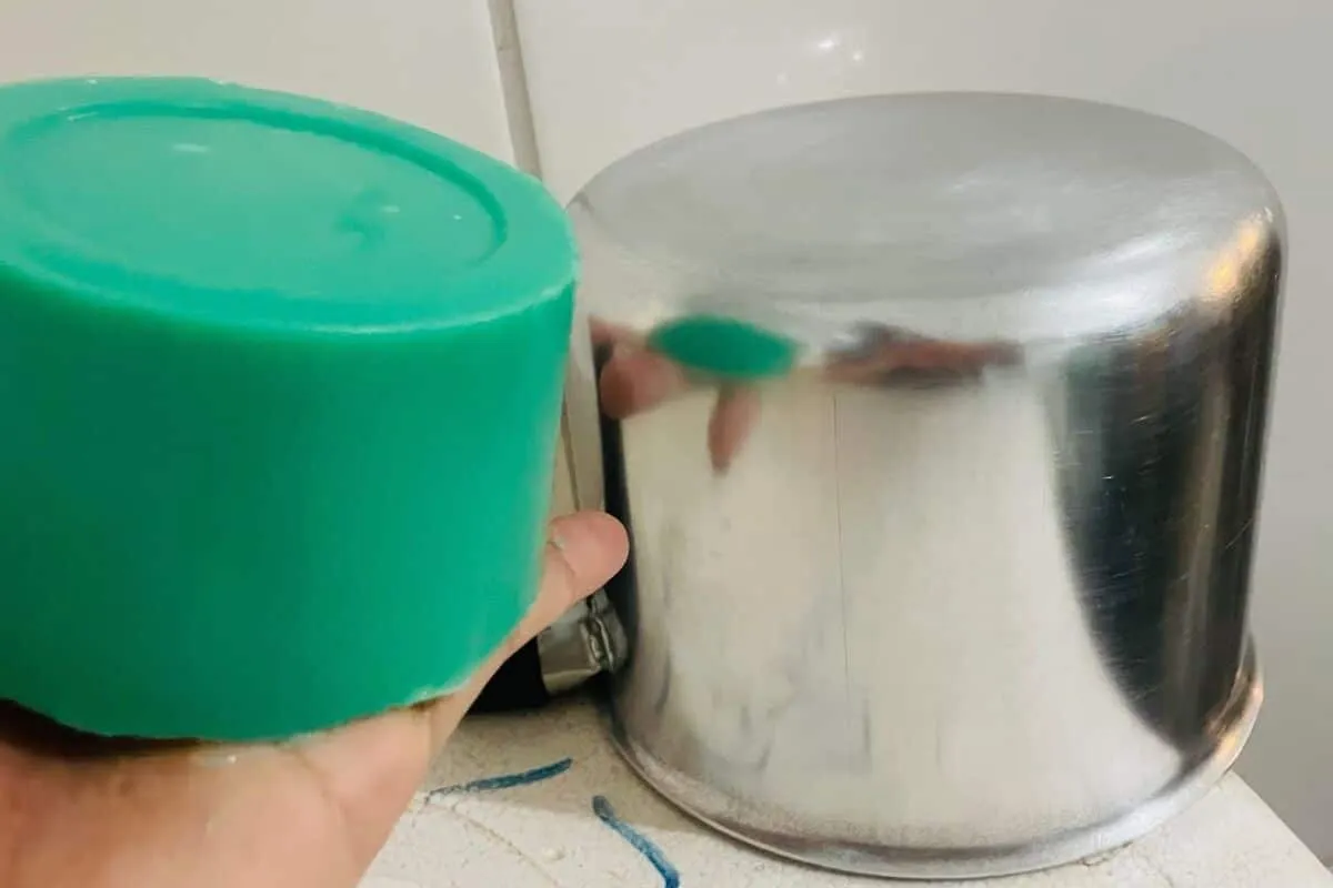 Pasta de brilho caseira fácil de fazer para deixar suas pane